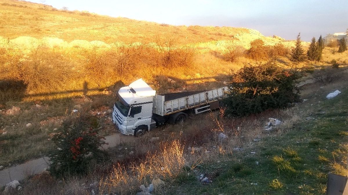 Şarampole Devrilen Tır, Kayalık Arazide 150 Metre Sürüklendi: 2 Yaralı