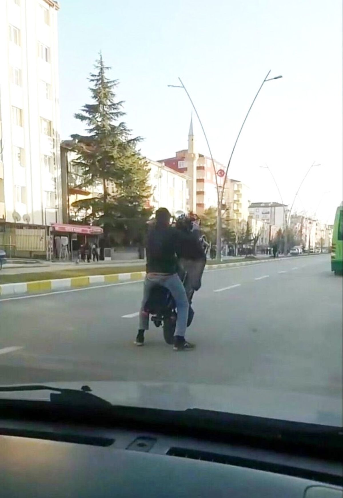 Şarjlı Bisikletle Tek Teker Üzerinde Tehlikeli Yolculuk
