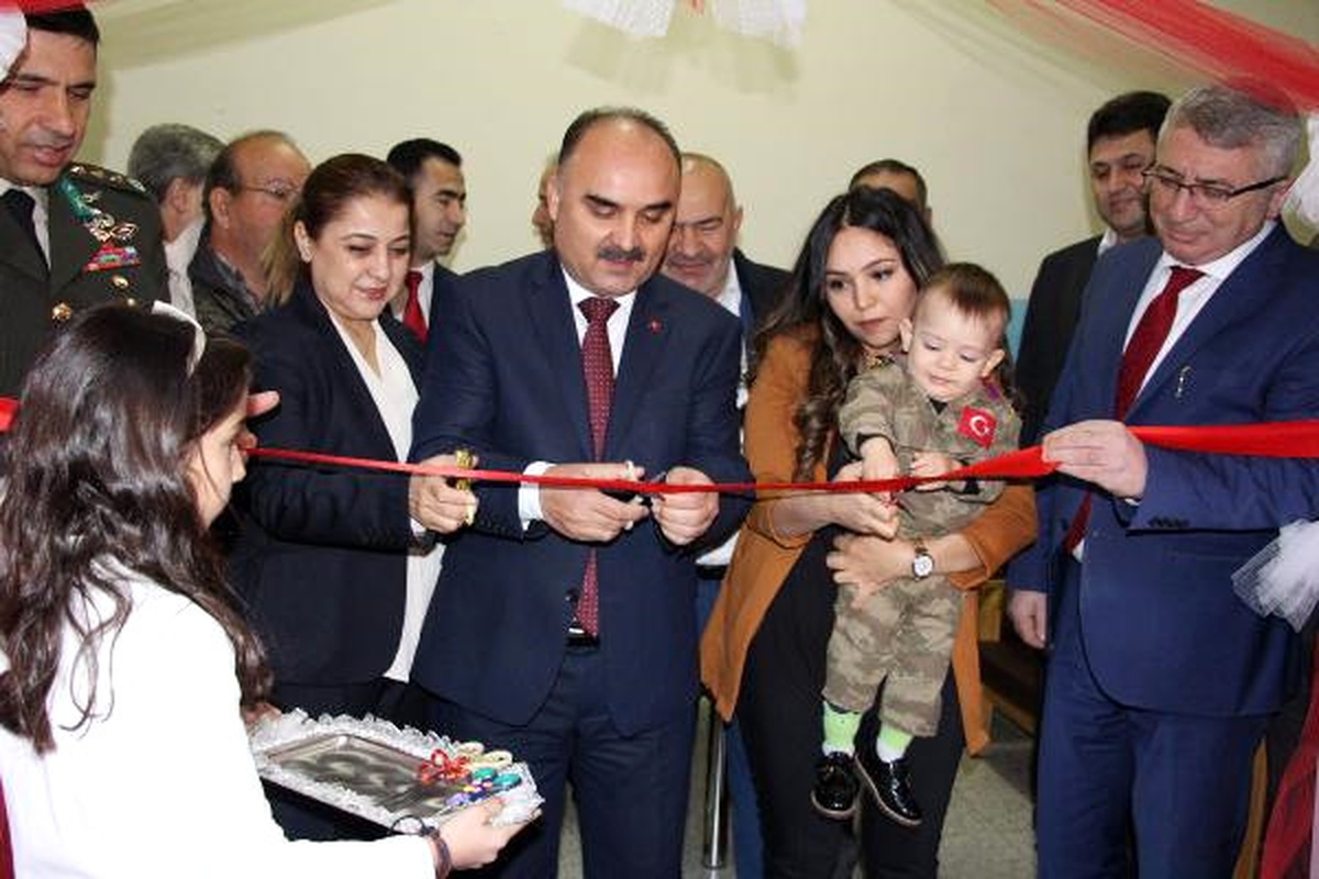 Şehit Eşinin Adına, Görevli Olduğu Okula Toplantı Salonu Yaptırdı