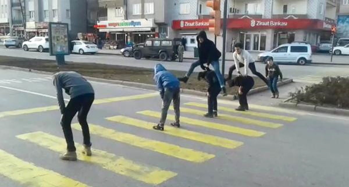 Sivas\'ta Kırmızı Işıkta Öğrenciler Birdirbir Oynadı