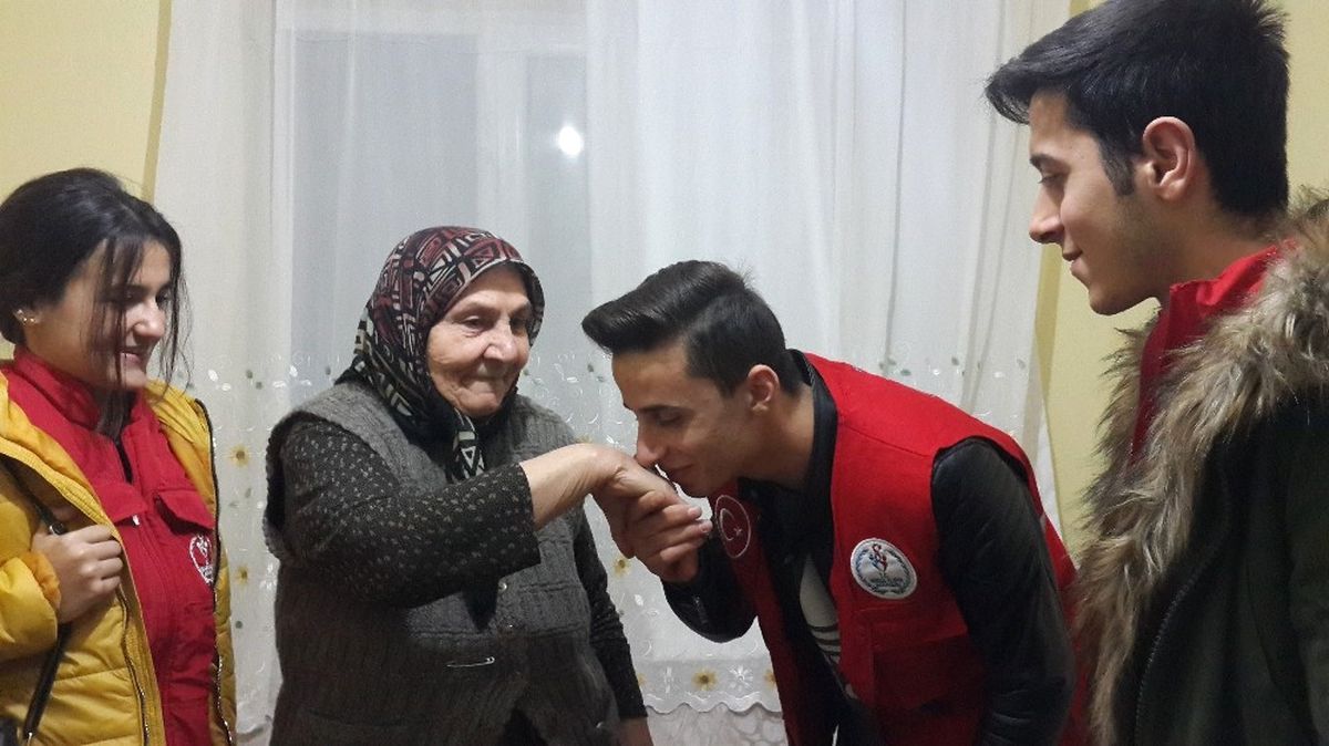 Teyzelere Umut Işığı Oluyorlar