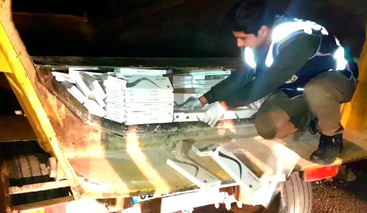 Tır\'ın Özel Bölmesinde 24 Bin 500 Paket Kaçak Sigara Ele Geçirildi