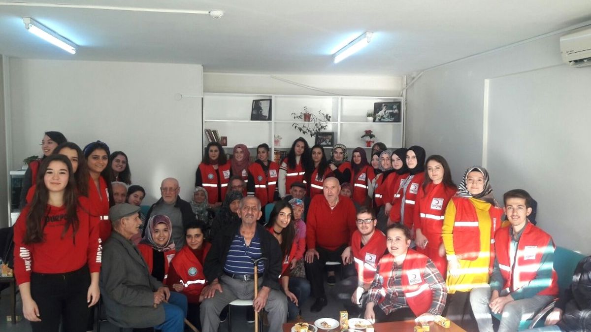 Üniversiteli Öğrenciler Huzurevinde