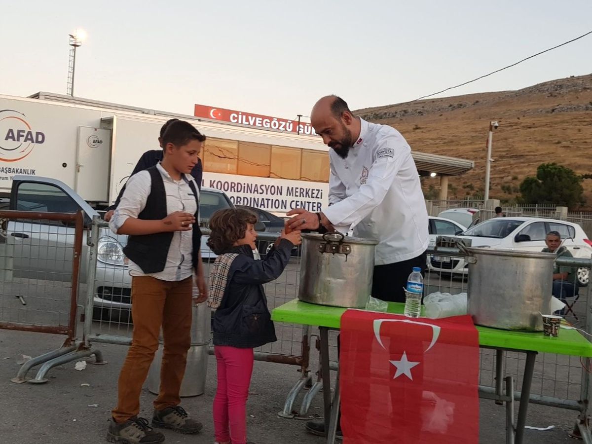 Uşaklı Aşçılardan Suriyeli Savaş Mağdurlarına Çorba İkramı