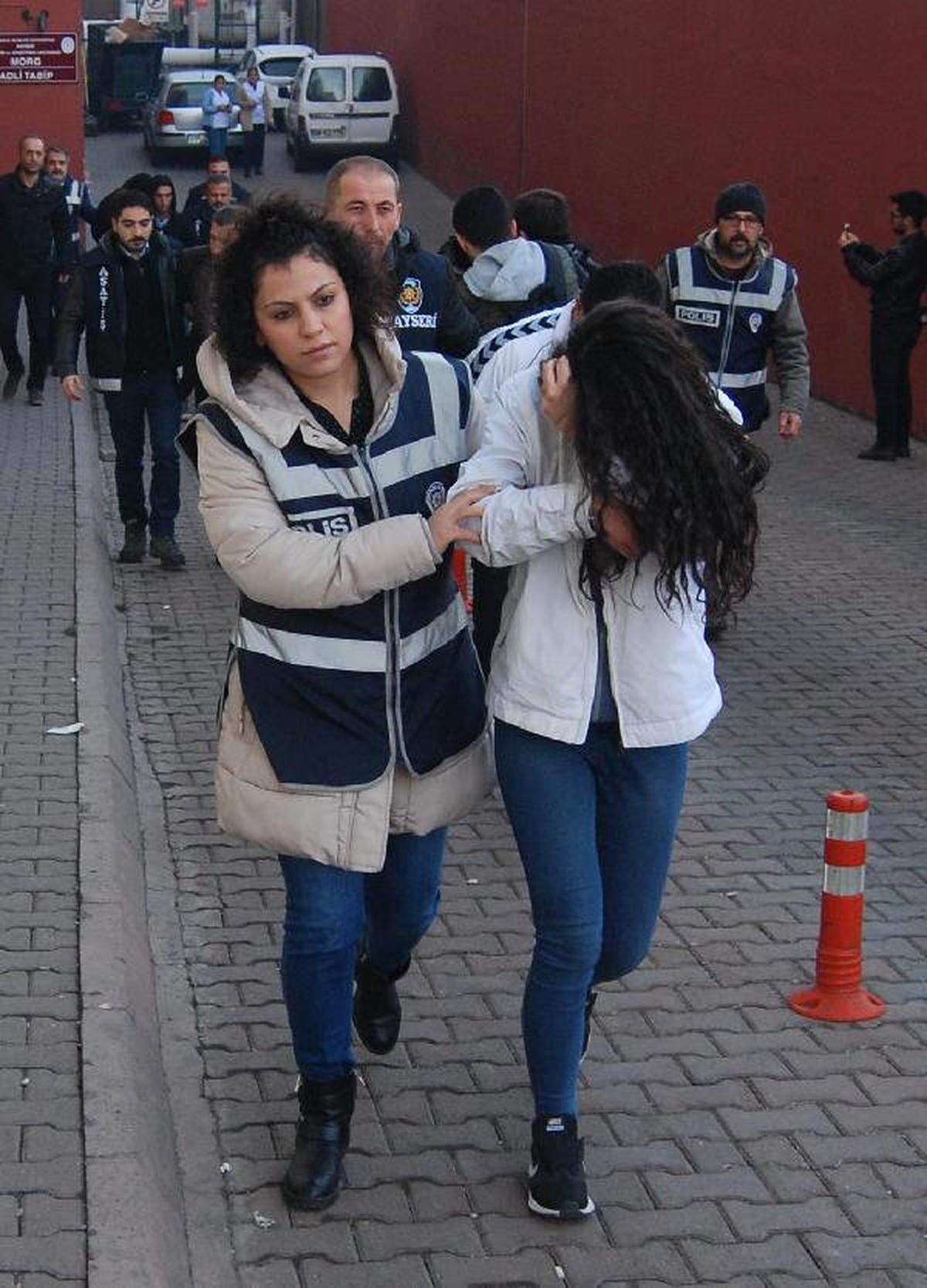 Zihinsel Engelliye Aşk Tuzağı ile 500 Bin Liralık Daireyi Sattırmaya Çalıştılar