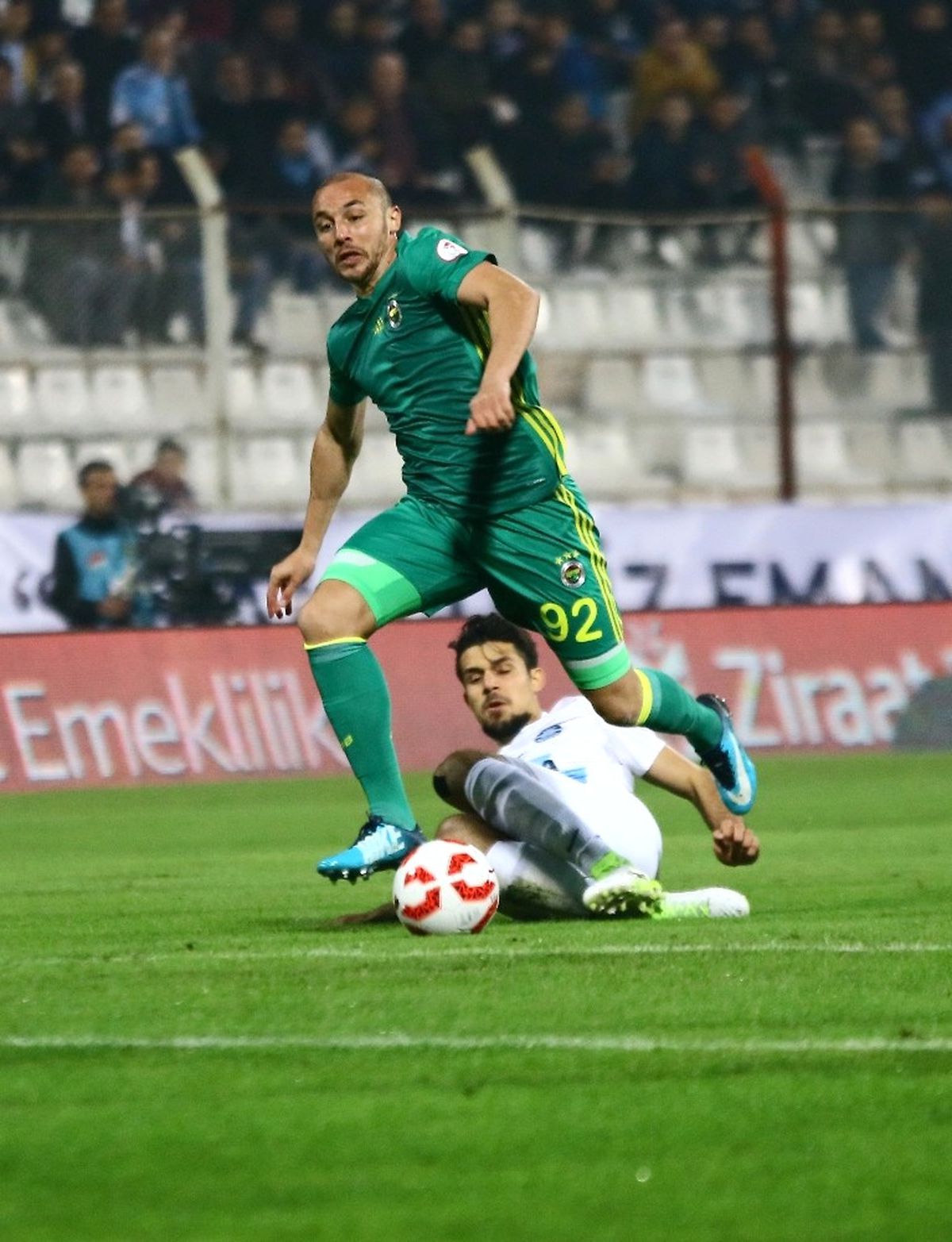 Aatif Formayı Bırakmıyor
