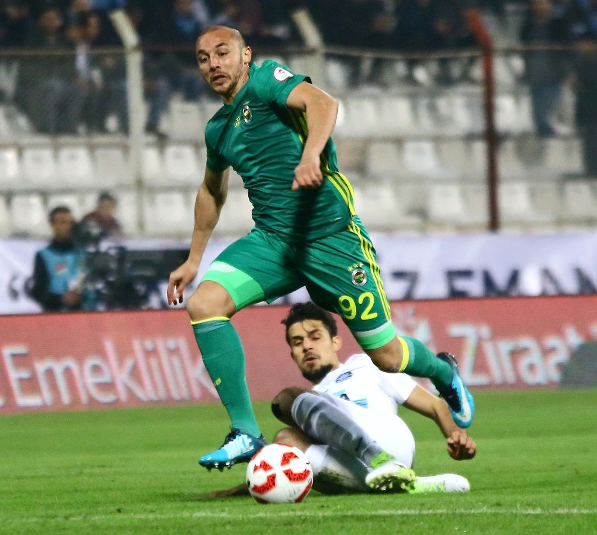 Aatif Formayı Bırakmıyor