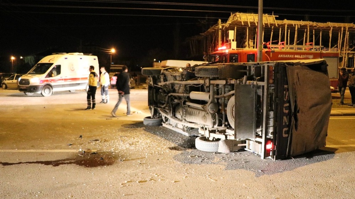 Aksaray\'da Kamyonet ve Otomobilin Karıştığı Kaza Ucuz Atlatıldı