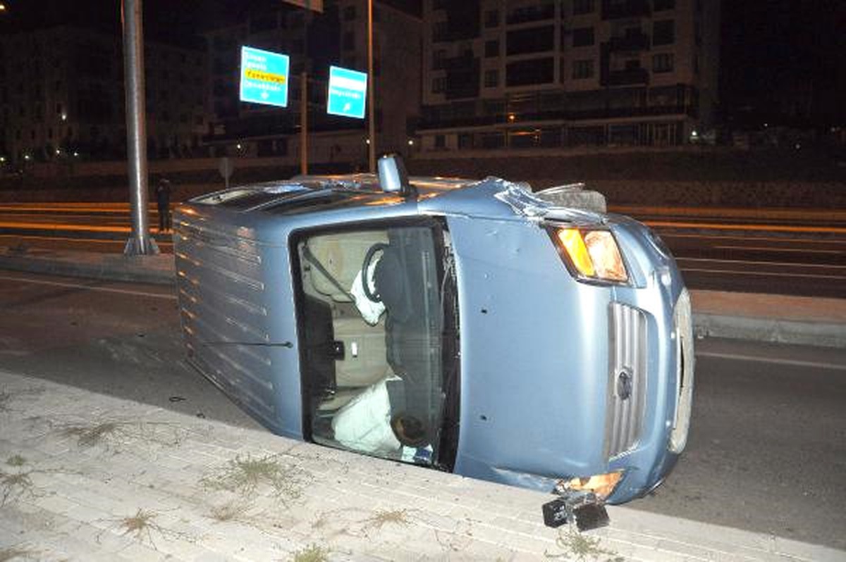 Alkollü Sürücü, Otomobili ile Refüje Çarptı