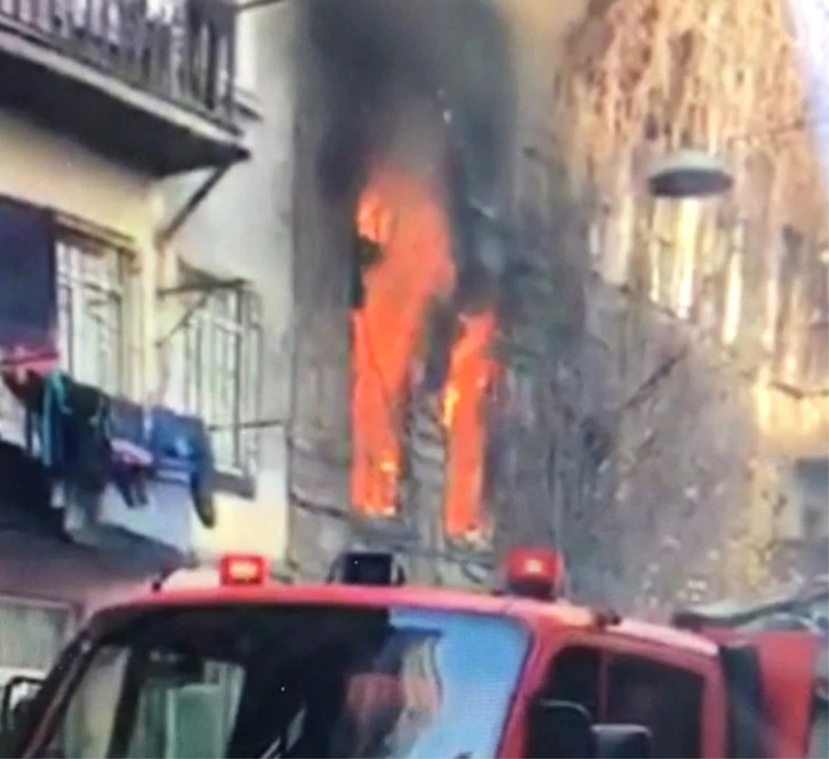 Beyoğlu\'nda 5 Katlı Ahşap Binada Yangın Çıktı