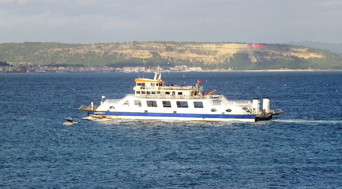 Bozcaada\'da Feribot Seferlerine Fırtına Engeli