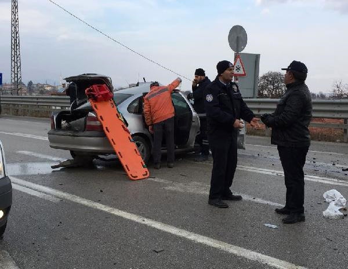 Çorum\'da İki Otomobil Çarpıştı: 1 Ölü, 2 Yaralı