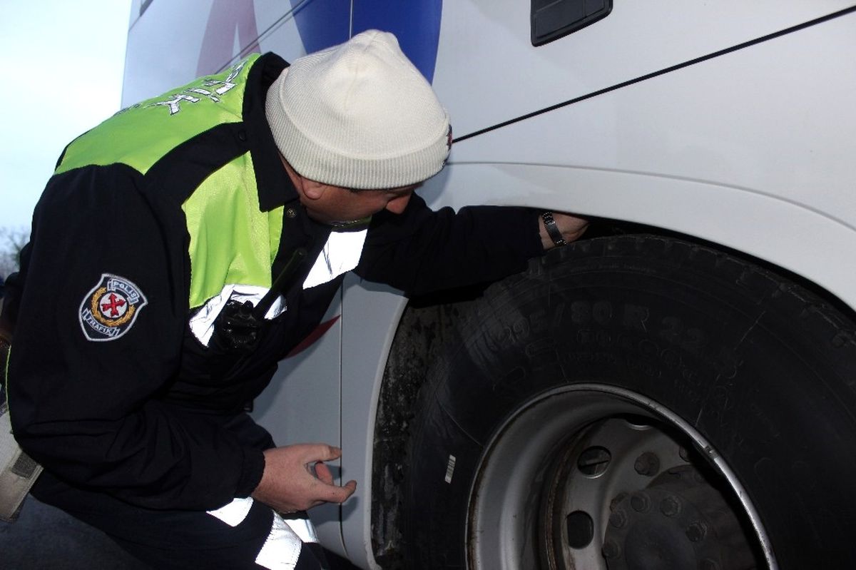 Düzce Polisinden Kar Lastiği Uygulaması