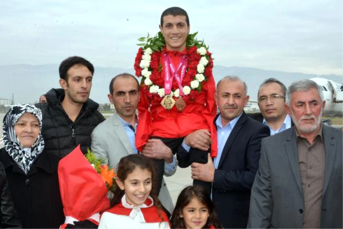 Engelli Dünya Şampiyonu Eroğlu\'na Coşkulu Karşılama