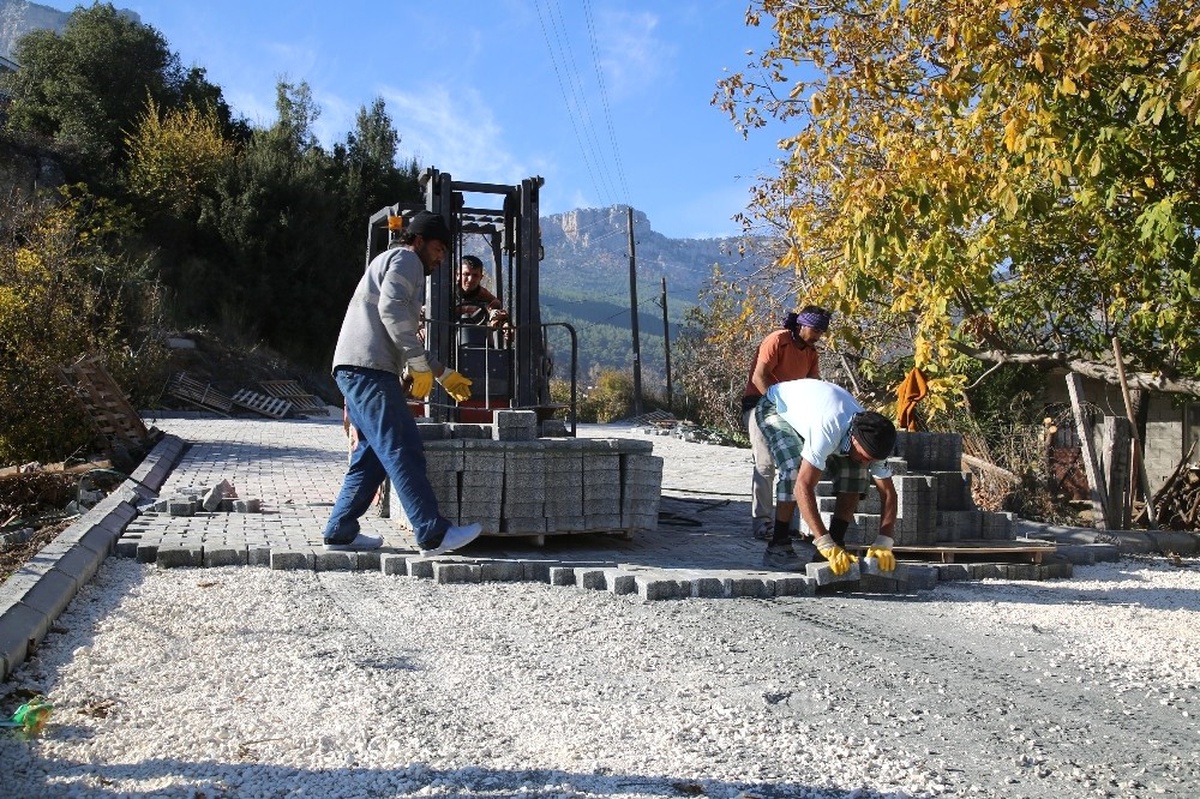 Erdemli\'de Parke Yol Çalışmaları Sürüyor