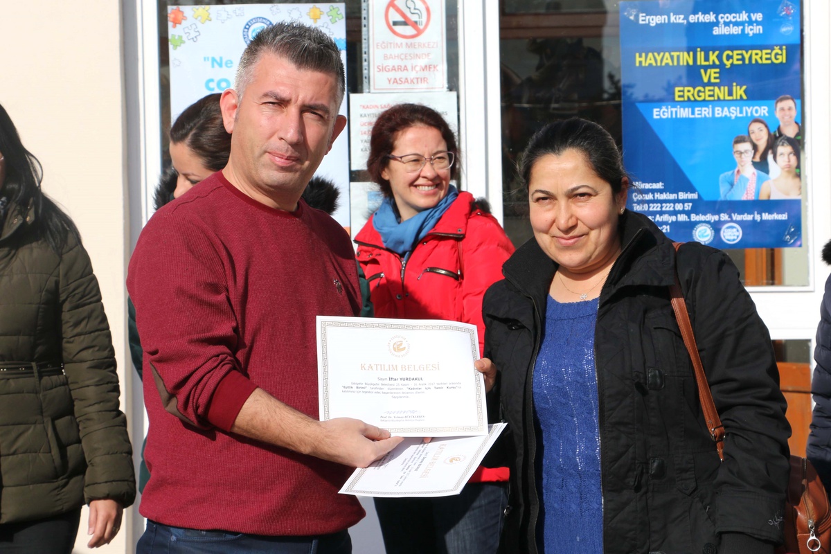 Esmek Tamir Kursu Mezunu Kadınlara Sertifikaları Verildi