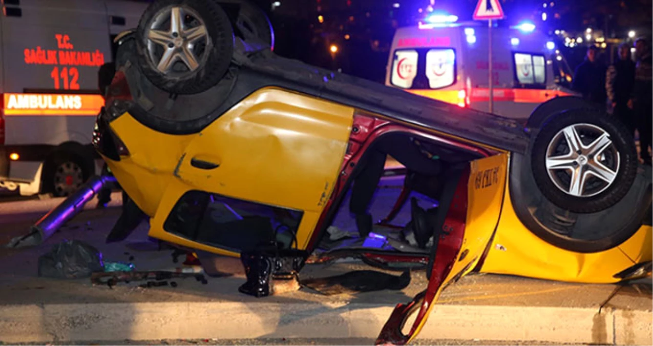 Fatih\'te Korkunç Kaza! Önce Refüje Sonra Direğe Çarpan Taksi Ters Döndü: 1 Ölü, 3 Yaralı