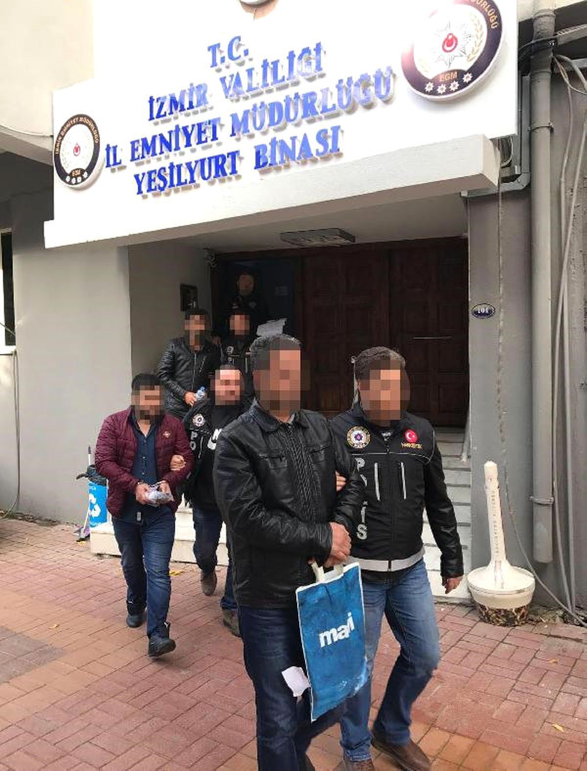 İzmir\'de 157 Kilo Esrar, 135 Bin Uyuşturucu Hap Ele Geçirildi