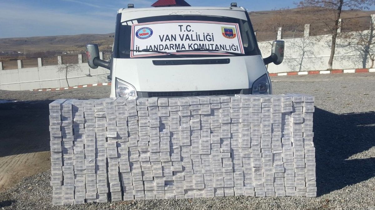 Jandarmadan Kaçan Minibüste 5 Bin Paket Kaçak Sigara Çıktı