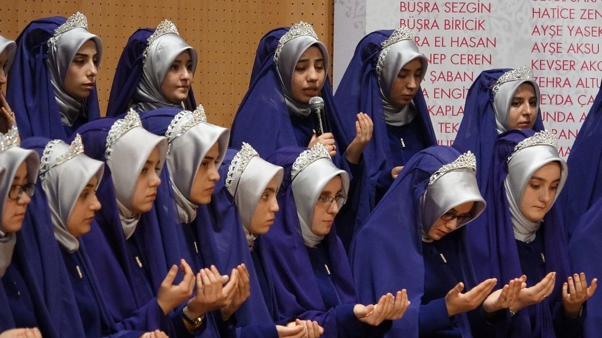 Kahramanmaraş\'ta 75 Hafize Taç Giydi