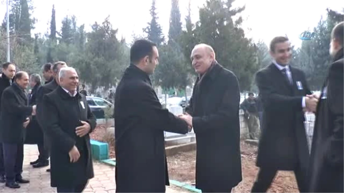Merinos Halı\'nın Kurucusu ve Onursal Başkanı Mehmet Erdemoğlu, Mezarı Başında Anıldı