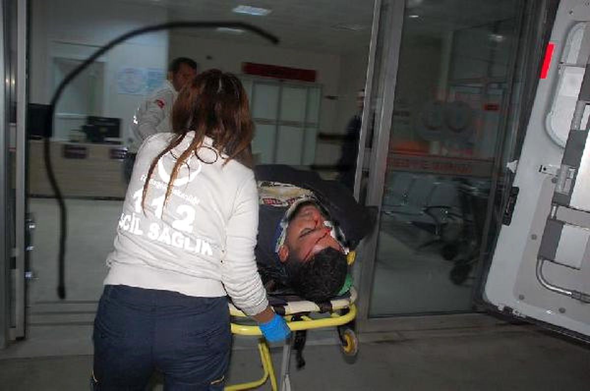 Motosiklet Devrildi: 1\'i Ağır 2 Yaralı