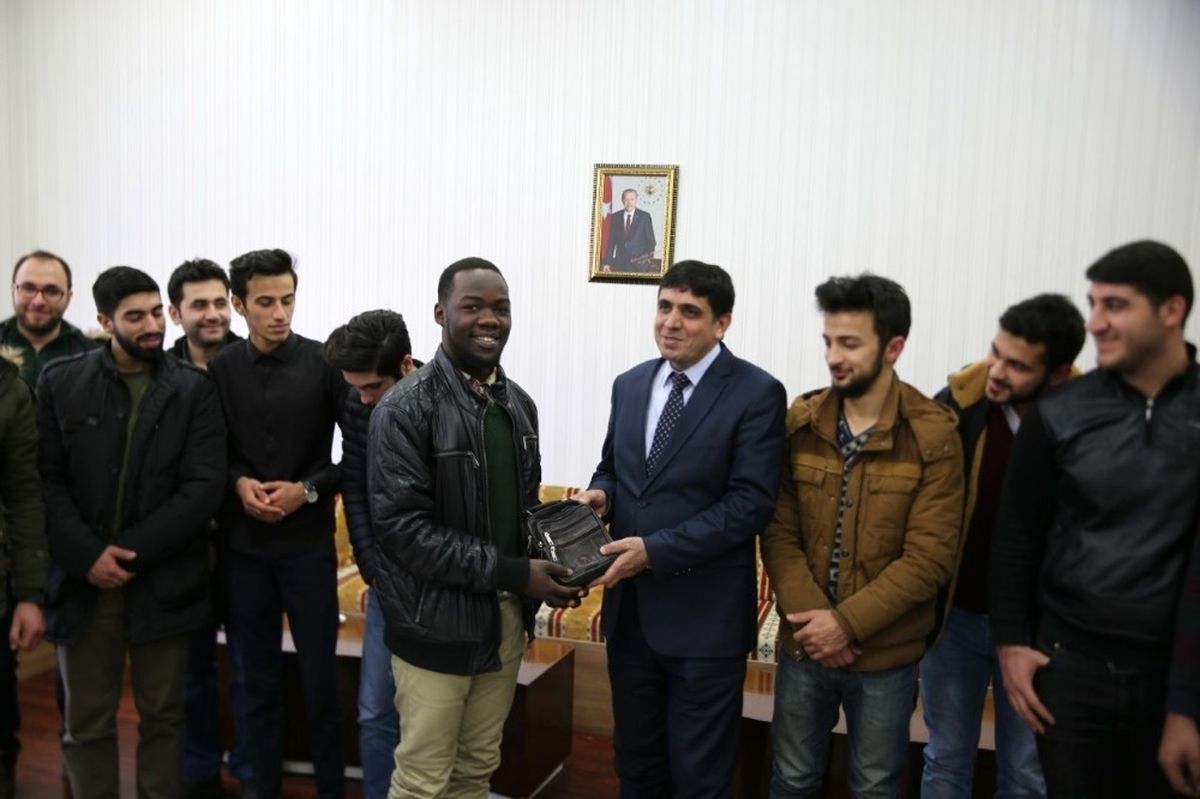 Öğrencilerden Rektör Alma\'ya Ziyaret