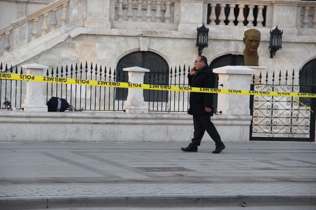 Öğrencinin Müze Bahçesinde Unuttuğu Çanta Bomba Paniğine Neden Oldu
