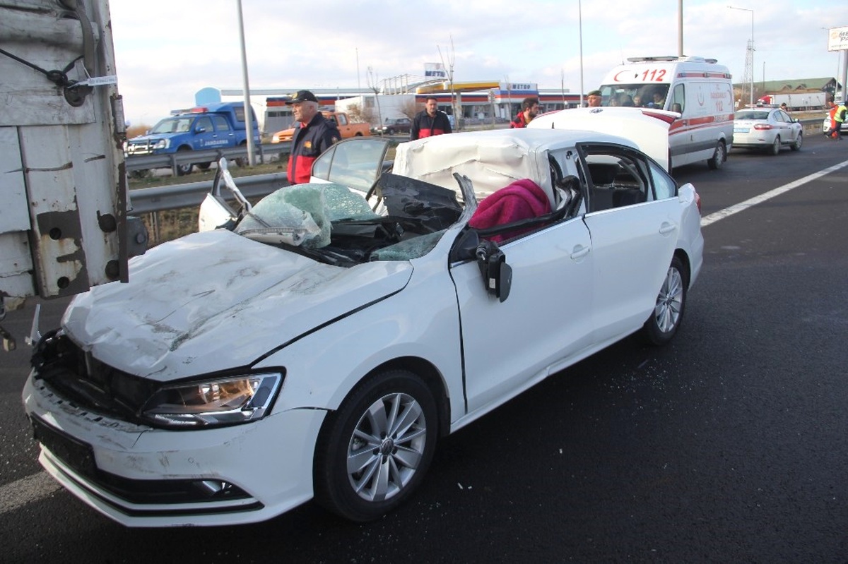 Otomobil, 130 Kilometre Hızla Tıra Çarptı: 1 Ölü, 1 Yaralı