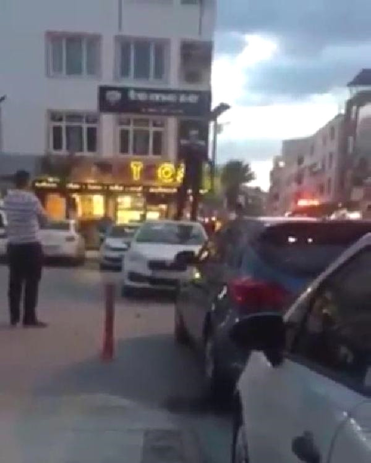 Otomobilinin Üzerine Çıkıp Uzun Namlulu Silahla Ateş Actı