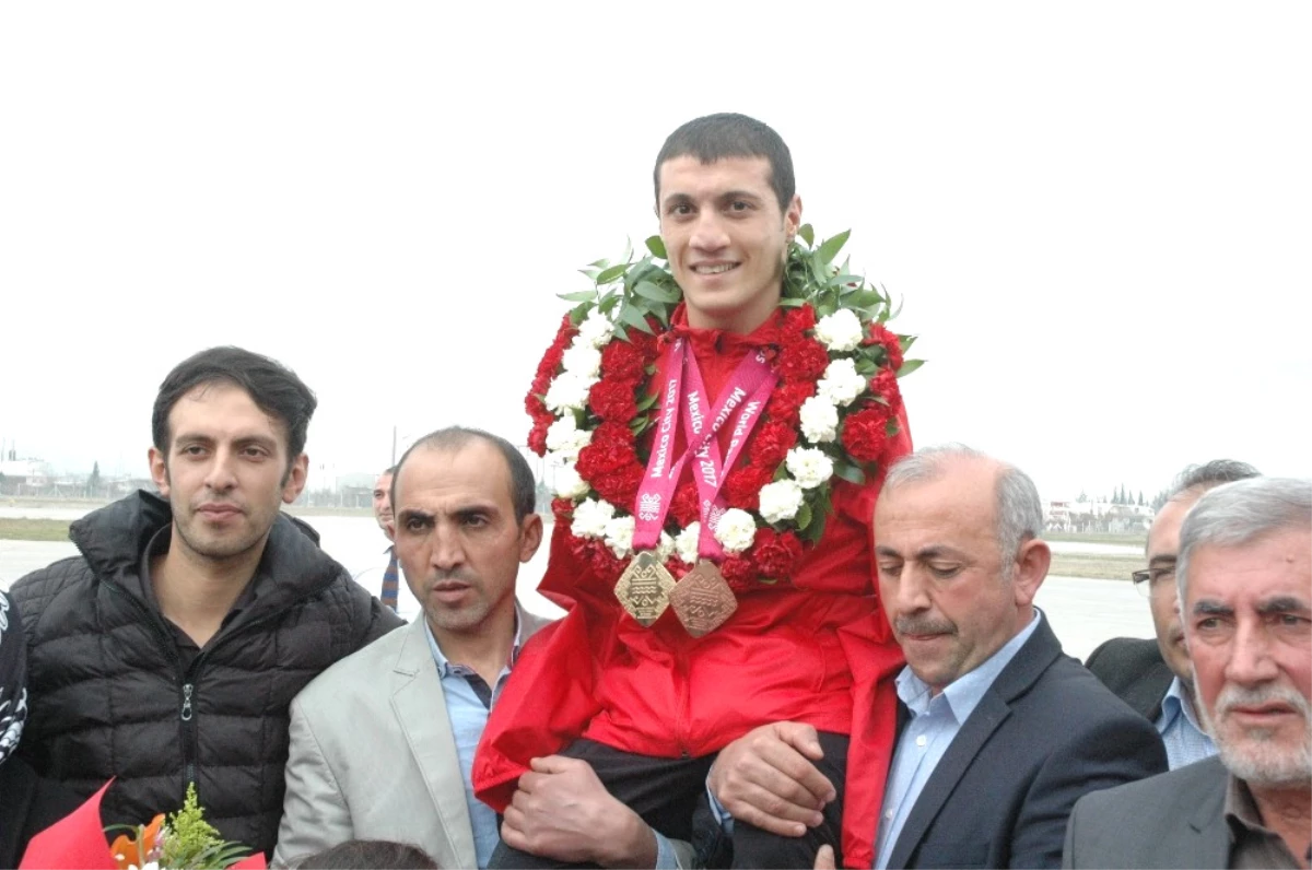 Şampiyon Yüzücü Beytullah Eroğlu\'na Kahramanmaraş\'ta Coşkulu Karşılama