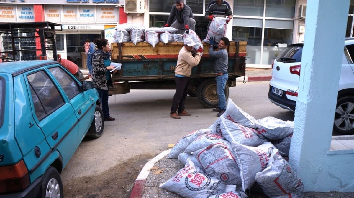 Sarıgöl\'de Bin Aileye Kömür Yardımı