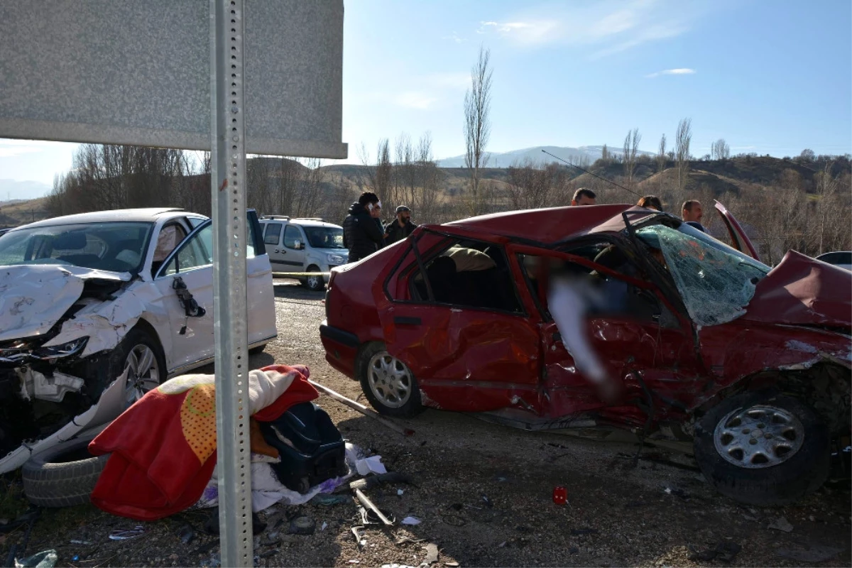 Sivas\'ta Trafik Kazası: 2 Ölü, 4 Yaralı