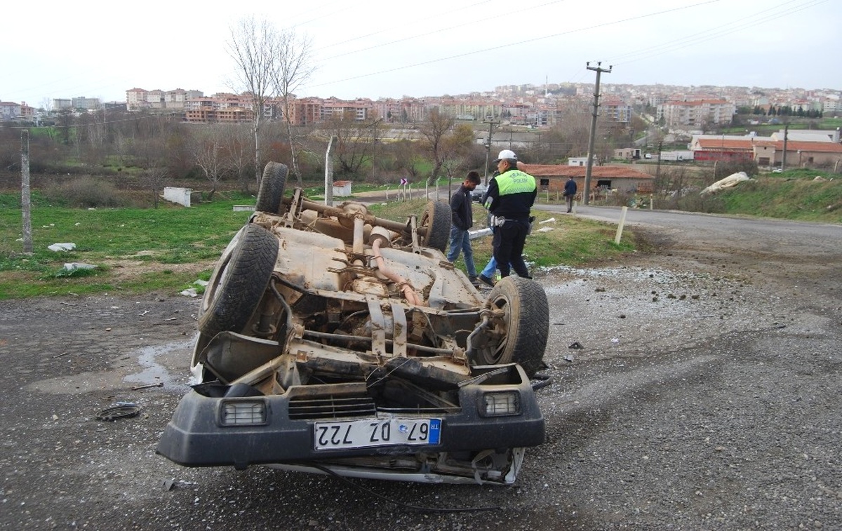16 Yaşındaki Genç İzinsiz Aldığı Otomobille Takla Attı