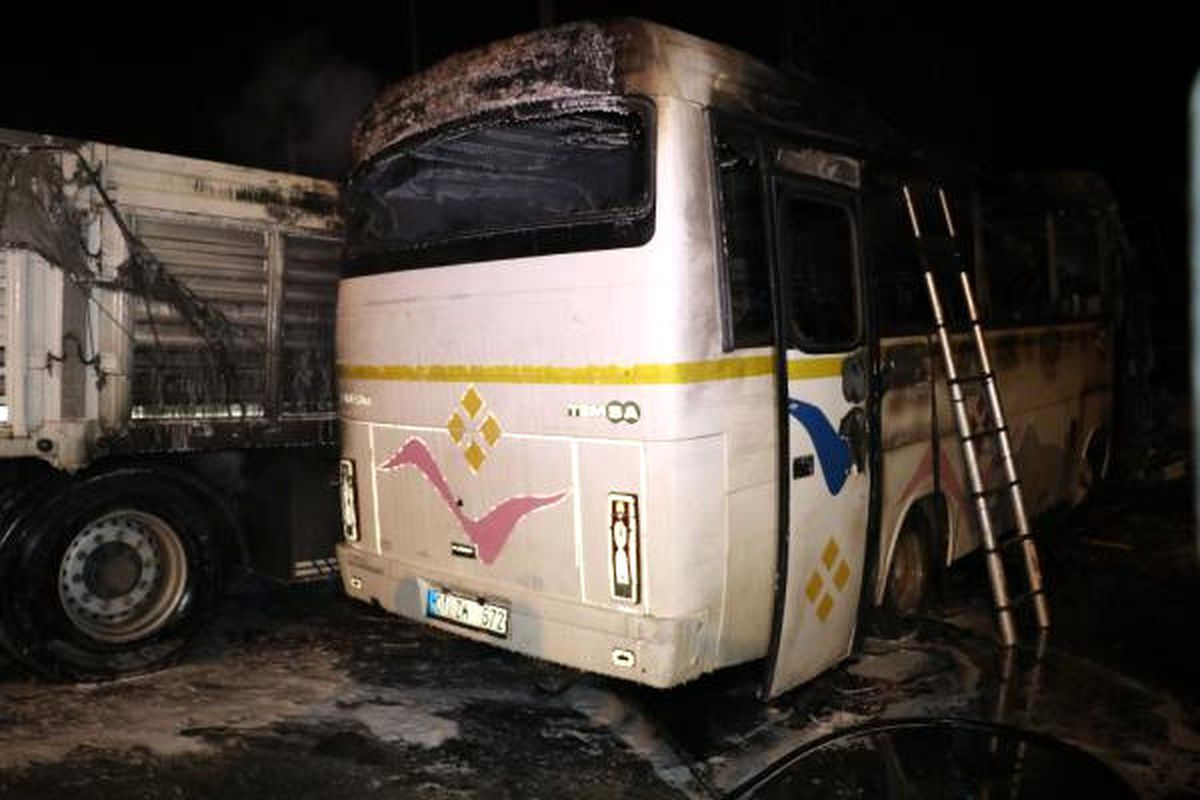 Adana\'da Servis Midibüsü ile Tır Çarpışıp Alev Aldı: 43 Yaralı