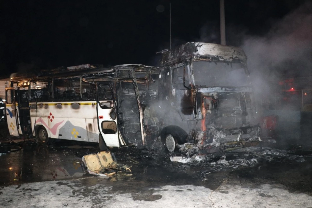 Adana\'da Tır ile Otobüsün Çarpıştığı Kazada Yaralı Sayısı 44\'e Yükseldi