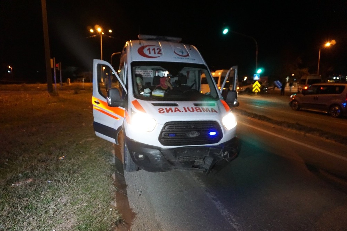 Ambulans ile Otomobil Çarpıştı: 1\'i Bebek, 4 Yaralı