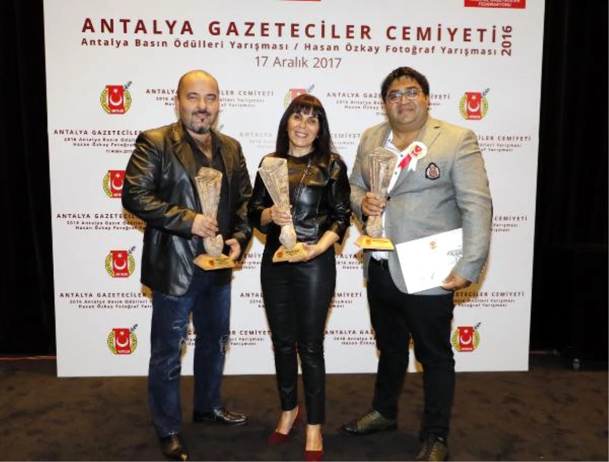 Antalya\'da Yılın Gazetecileri Ödüllerini Aldı