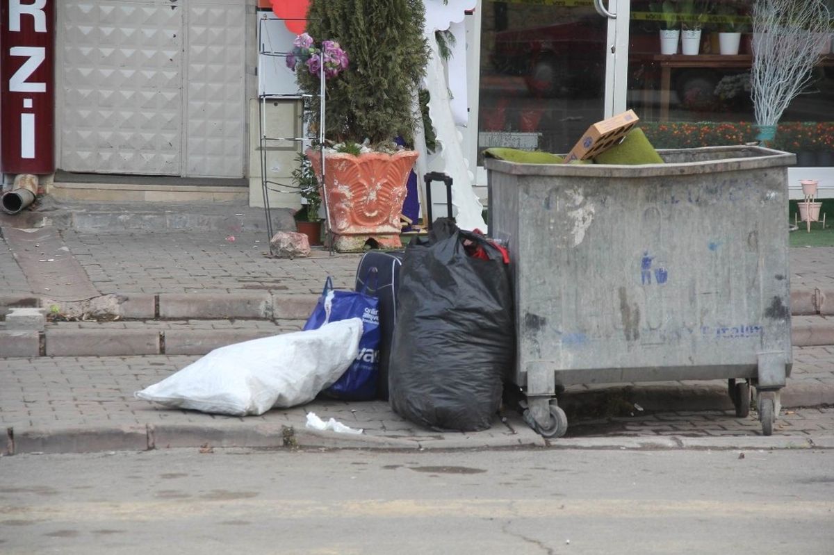 Çöpe Atılan Elbise Dolu Valiz Paniğe Neden Oldu
