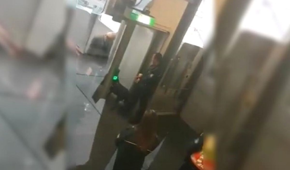 Düsseldorf Havalimanında Türk Yolculara Köpekli Arama