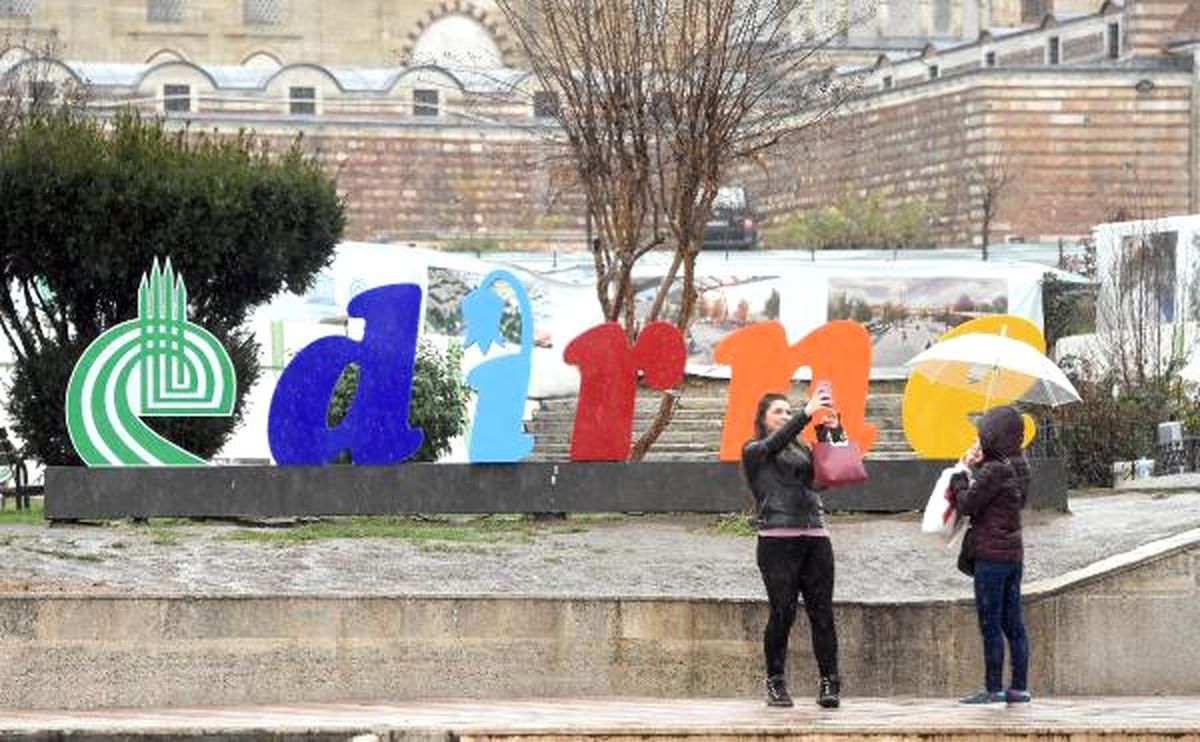 Edirne\'de Sağanak; Araçlar Yolda Kaldı, Evleri Su Bastı
