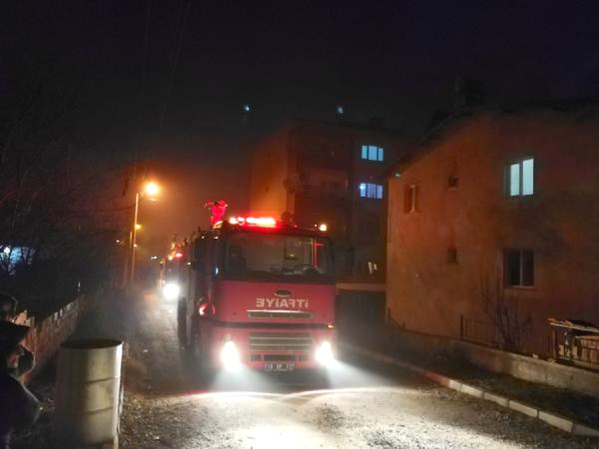 Elektrik Kontağından Çıkan Yangın Evi Kullanılamaz Hale Getirdi