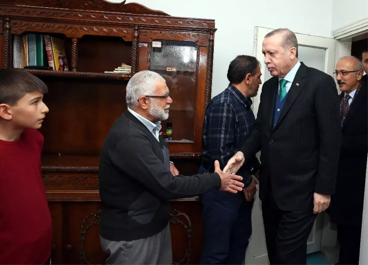 Erdoğan, Gurbetçi Aileyi Evinde Ziyaret Etti