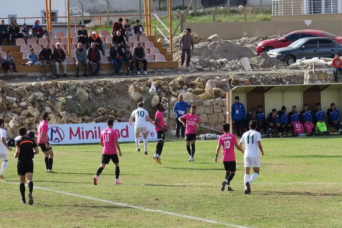 İzmir Süper Amatör Lig: Foça Belediyespor: 0 - Bornova 1881: 0