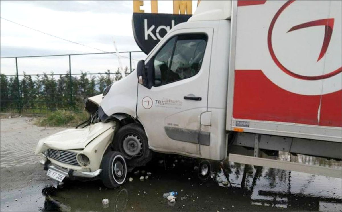 Kamyonet Park Halindeki Araca Çarptı 3 Yaralı