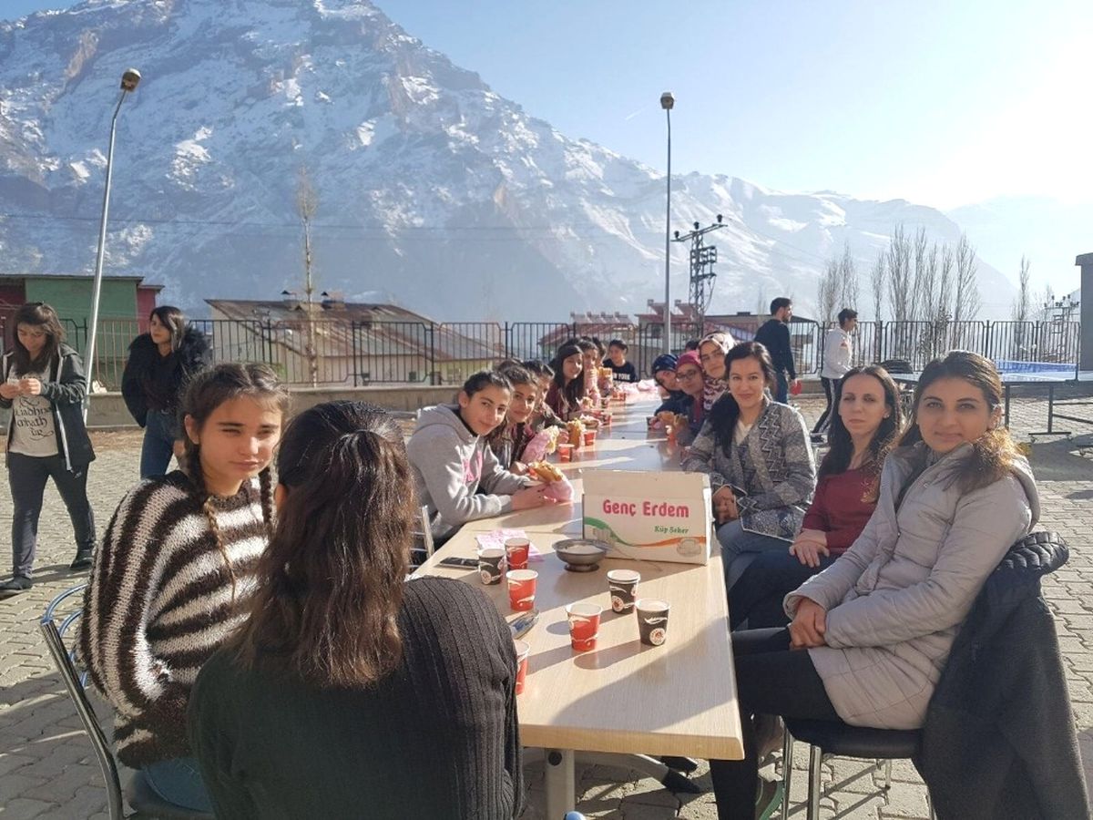 Karlı Sümbül Dağı Manzaralı Piknik Keyfi