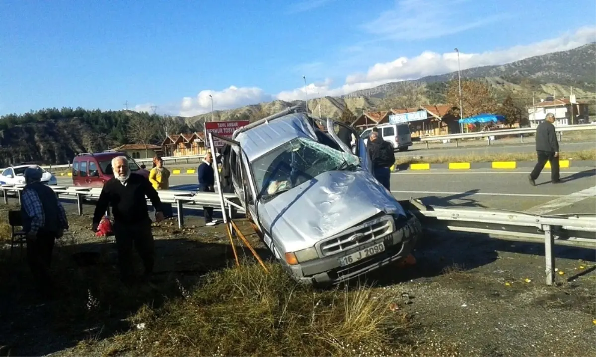 Kastamonu\'da Kamyonet Bariyerlere Çarptı: 5 Yaralı