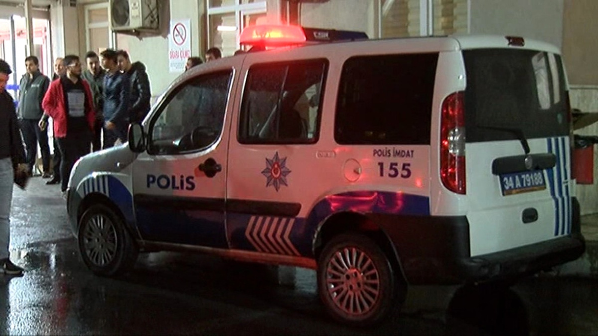 Kavgayı Ayırmak İsteyen Polis Bıçaklandı