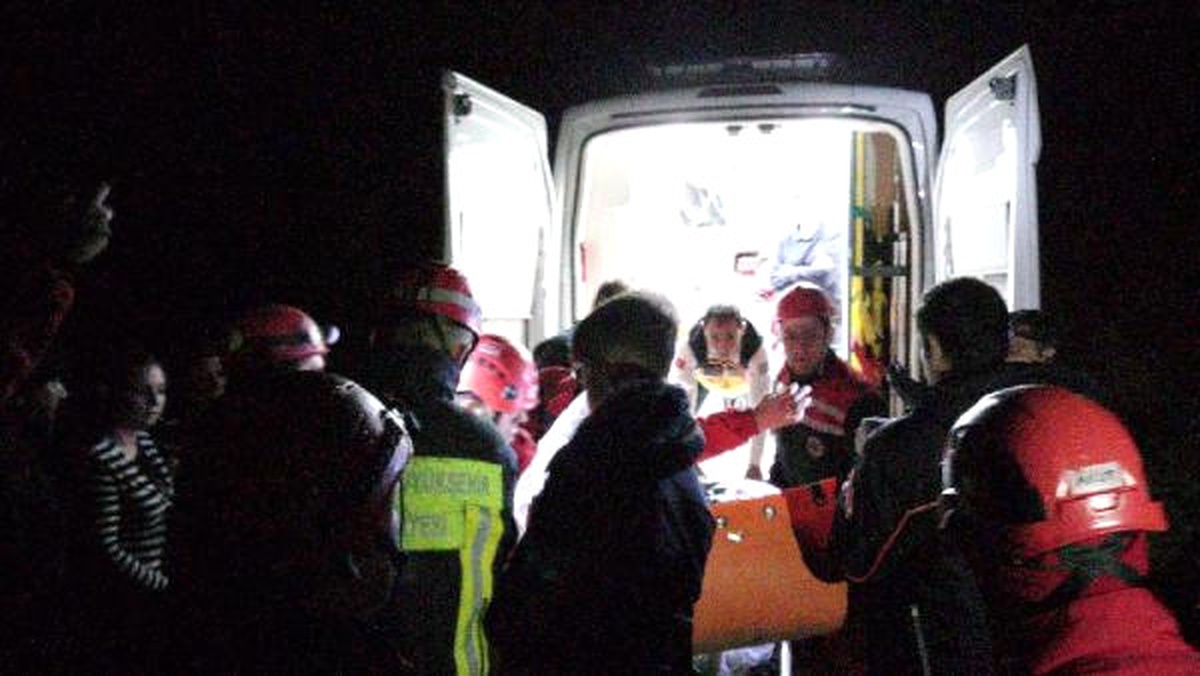 Kayalıklardan Düşen Çocuk 8 Saatlik Operasyonla Kurtarıldı