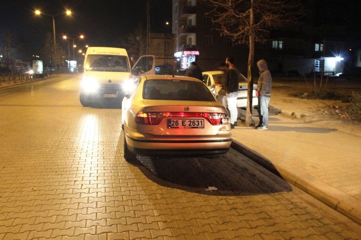 Makas Atan Motosiklet Park Halindeki Otomobile Çarptı: 2 Yaralı